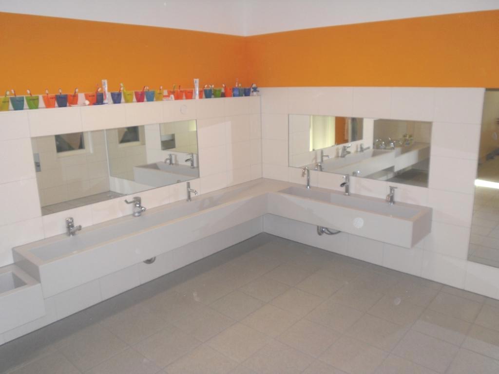 Waschrinnen, Waschtischanlagen und Wickeltische für Kindergarten, Kita + Krippe