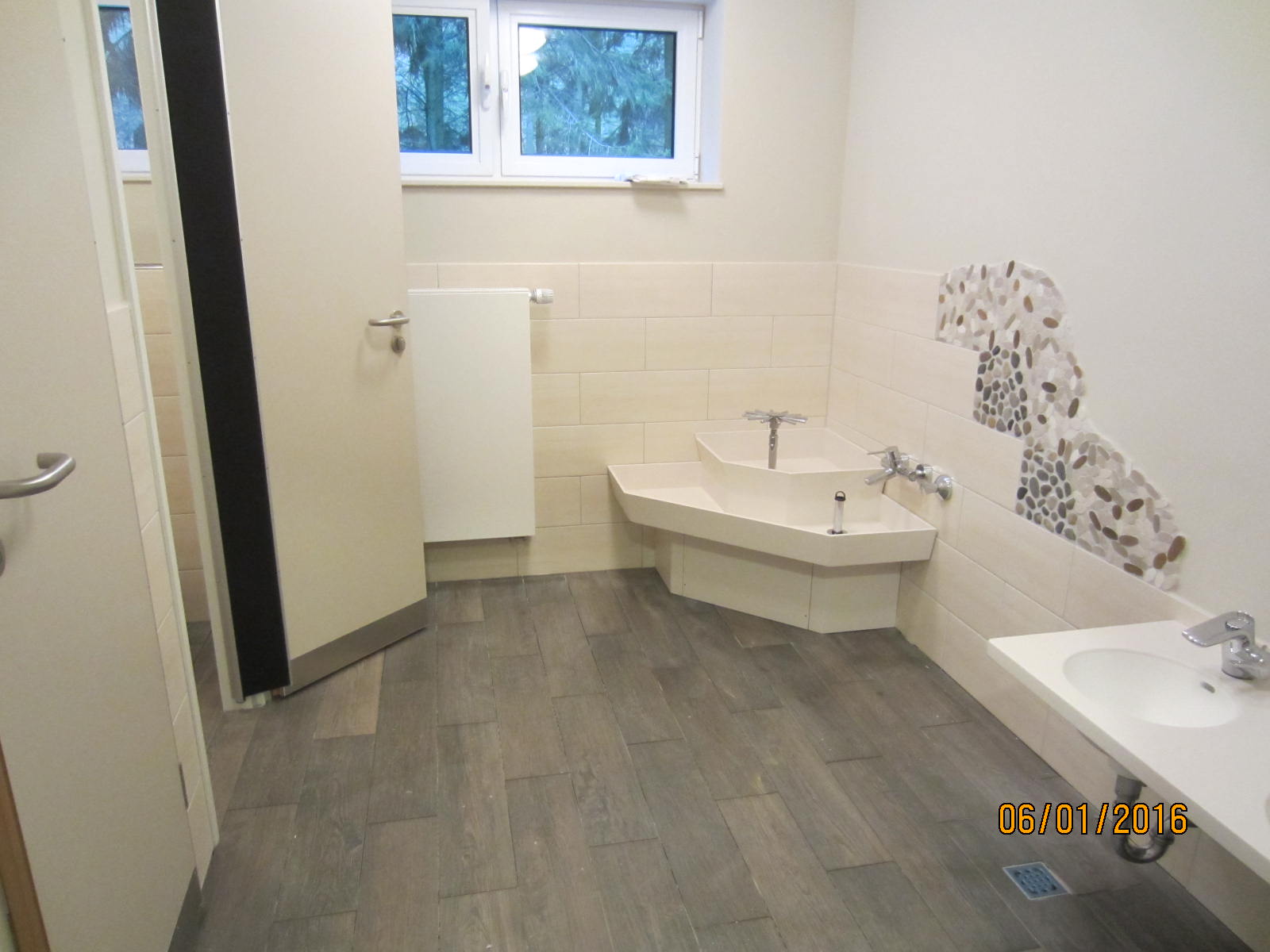 Waschrinnen, Waschtischanlagen und Wickeltische für Kindergarten, Kita + Krippe